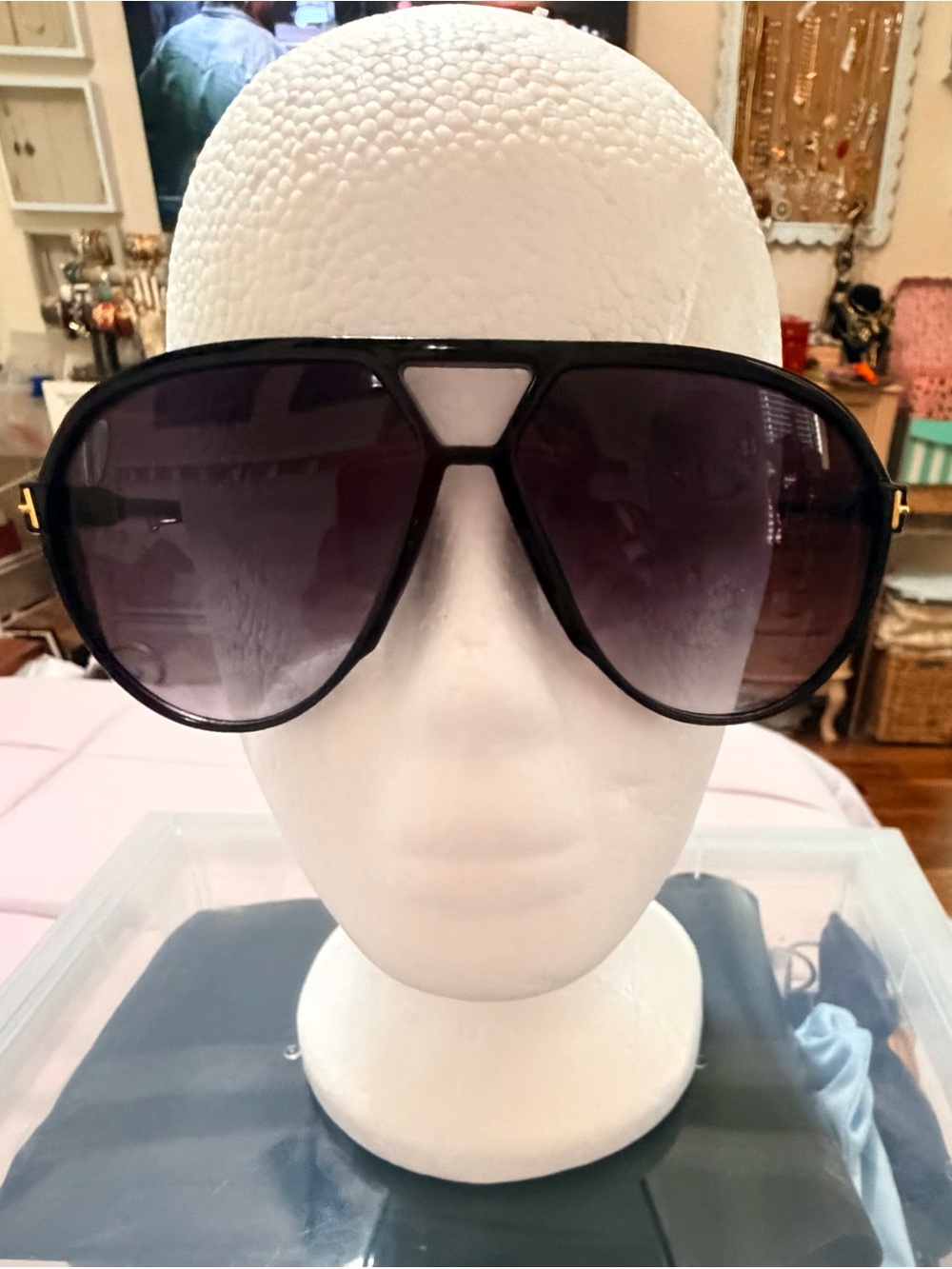 Classic Black Aviator Sunglasses - Fashionable Women's Accessory